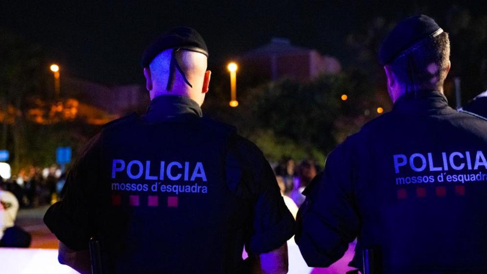 Agentes de BRIMO de espaldas en una imagen de archivo
