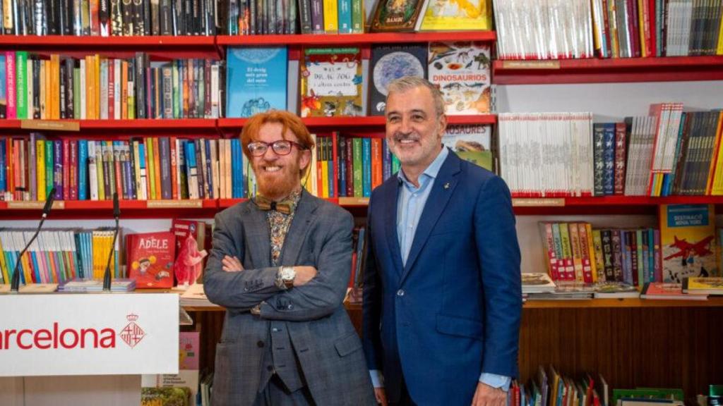 El alcalde de Barcelona, Jaume Collboni, junto al presidente del Gremio de Libreros de Cataluña, Èric del Arco