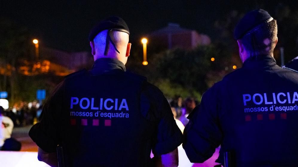 Agentes de BRIMO de espaldas en una imagen de archivo