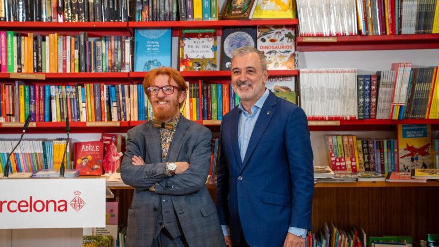 El alcalde de Barcelona, Jaume Collboni, junto al presidente del Gremio de Libreros de Cataluña, Èric del Arco