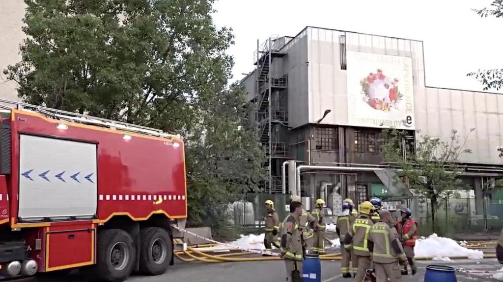 Bomberos trabajando en el incendio de Mollet