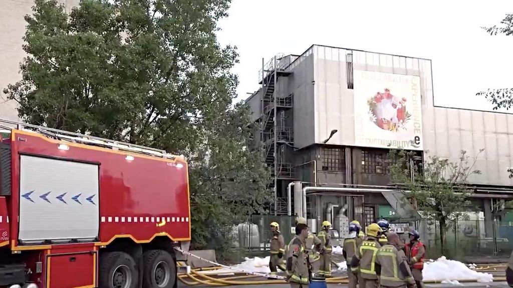 Bombers treballant en l'incendi de Mollet