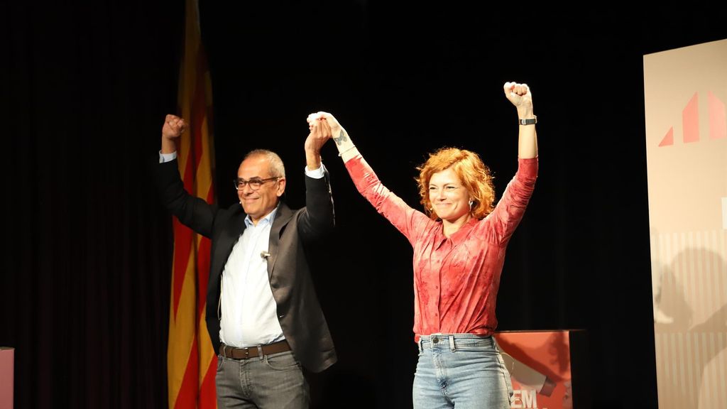 El alcaldable de ERC en L'Hospitalet, Jaume Graells, junto a la líder del partido en Barcelona, Elisenda Alamany