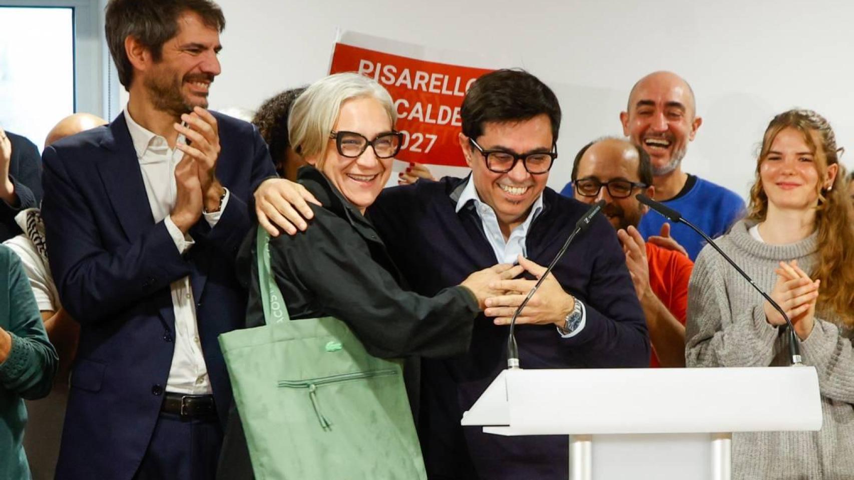 La exalcaldesa de Barcelona, Ada Colau, y el alcaldable de los comunes en Barcelona, Gerardo Pisarello, se abrazan junto al ministro de Cultura, Ernest Urtasun