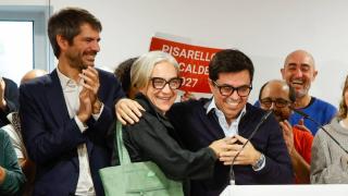 La exalcaldesa de Barcelona, Ada Colau, y el alcaldable de los comunes en Barcelona, Gerardo Pisarello, se abrazan junto al ministro de Cultura, Ernest Urtasun