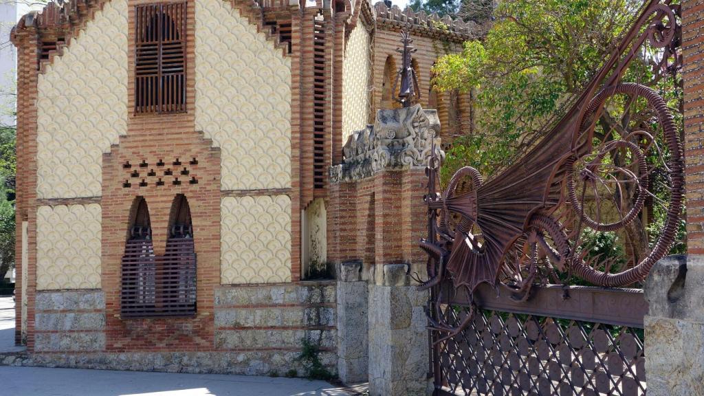 Porta del Drac, acceso a los pabellones de Gaudí