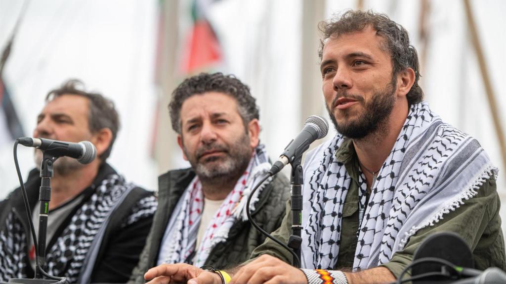 El director de Open Arms, Òscar Camps, y los directivos de GSF, Saif Abukeshek, y Thiago Ávila, durante la rueda de prensa de la Global Sumud Flotilla