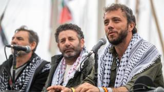 El director de Open Arms, Òscar Camps, y los directivos de GSF, Saif Abukeshek, y Thiago Ávila, durante la rueda de prensa de la Global Sumud Flotilla
