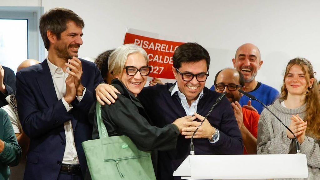 La exalcaldesa de Barcelona, Ada Colau, y el alcaldable de los comunes en Barcelona, Gerardo Pisarello, se abrazan junto al ministro de Cultura, Ernest Urtasun