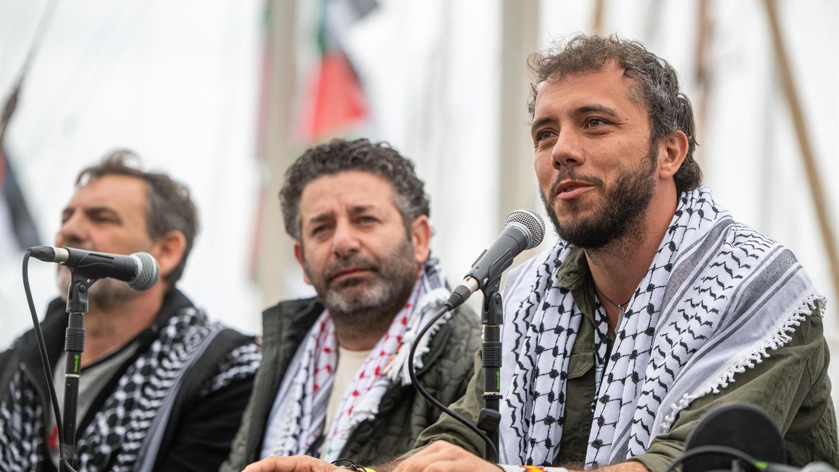 El director de Open Arms, Òscar Camps, y los directivos de GSF, Saif Abukeshek, y Thiago Ávila, durante la rueda de prensa de la Global Sumud Flotilla