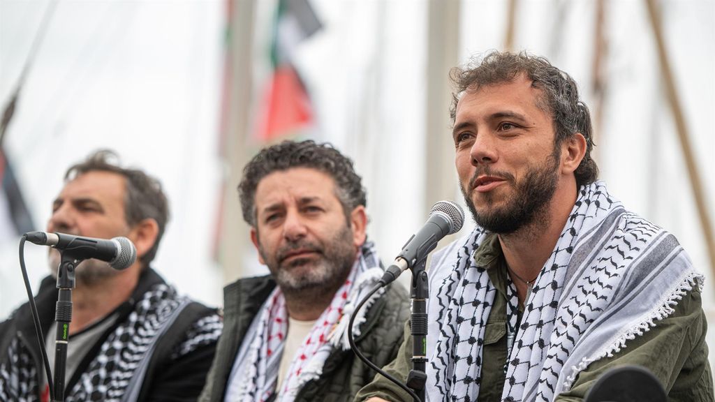 El director de Open Arms, Òscar Camps, y los directivos de GSF, Saif Abukeshek, y Thiago Ávila, durante la rueda de prensa de la Global Sumud Flotilla