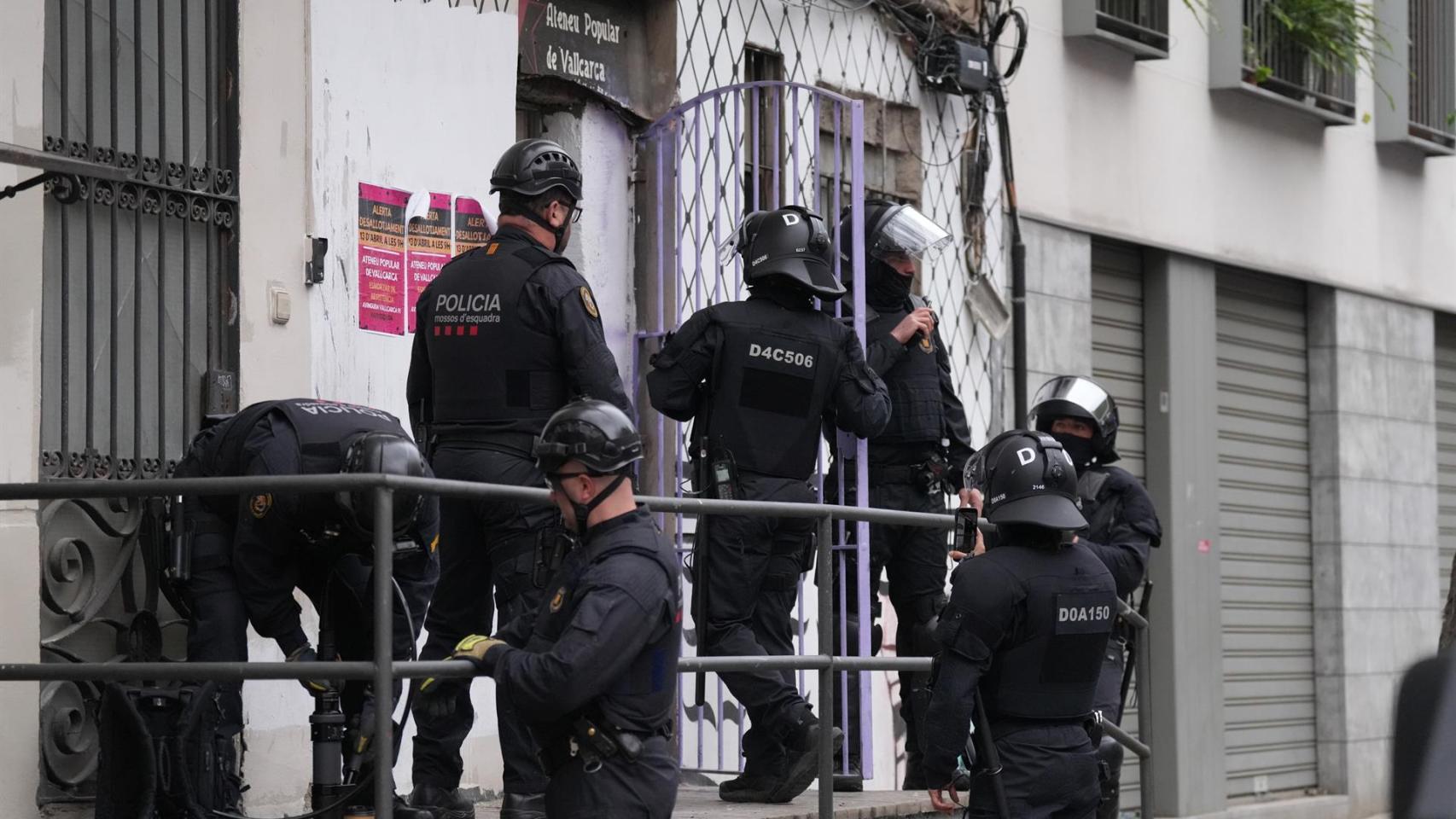 Agentes de los Mossos d'Esquadra acceden al Ateneu Popular de Vallcarca, en Barcelona, desalojado este lunes