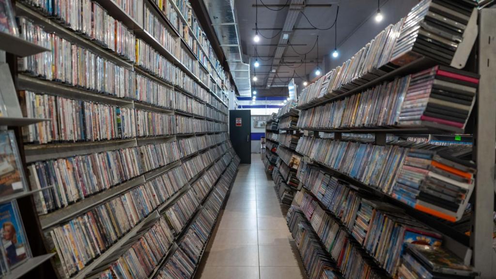 Un pasillo del videoclub más antiguo de España