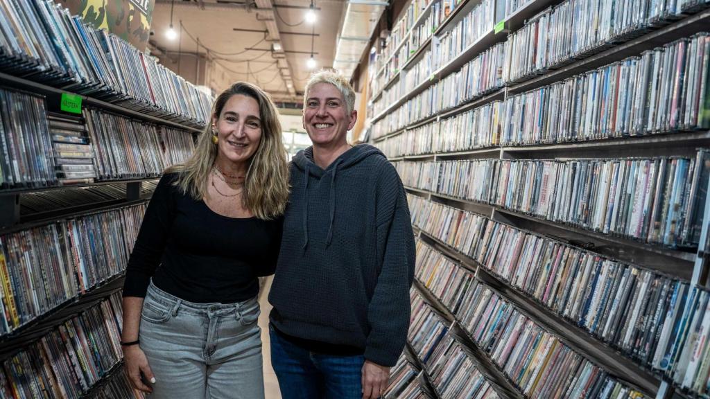 Aurora, actual dueña de Vídeo Instan junto a su encargada, Montse