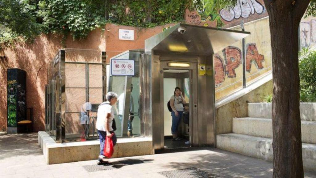 Personas utilizan un ascensor en Barcelona