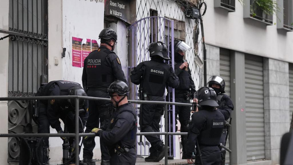 Agentes de los Mossos d'Esquadra acceden al Ateneu Popular de Vallcarca, en Barcelona, desalojado este lunes