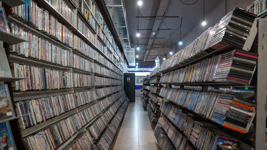 Un passadís del videoclub més antic d'Espanya