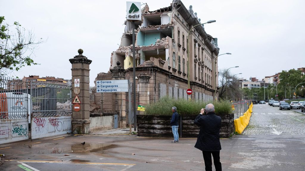 Veïns contemplen l'enderroc de l'antiga estació de mercaderies de La Sagrera