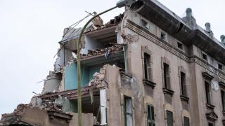 La demolición de la histórica estación de mercancías de La Sagrera, ya en marcha: adiós a un edificio centenario