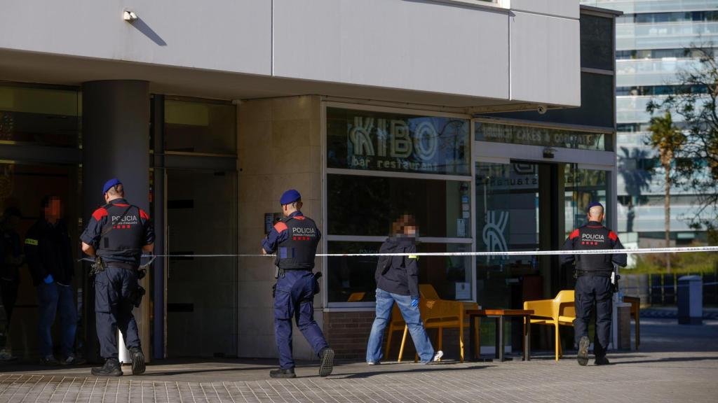 Agentes de los Mossos d'Esquadra en el lugar de los hechos