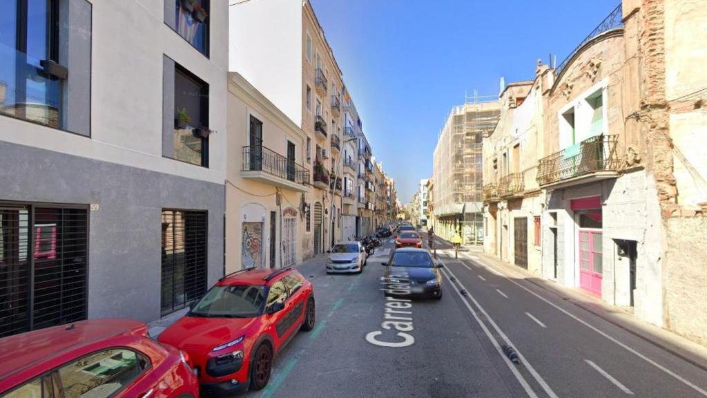Un tram del carrer del Taulat on ha tingut lloc el tiroteig aquest dimarts, 14 d'abril