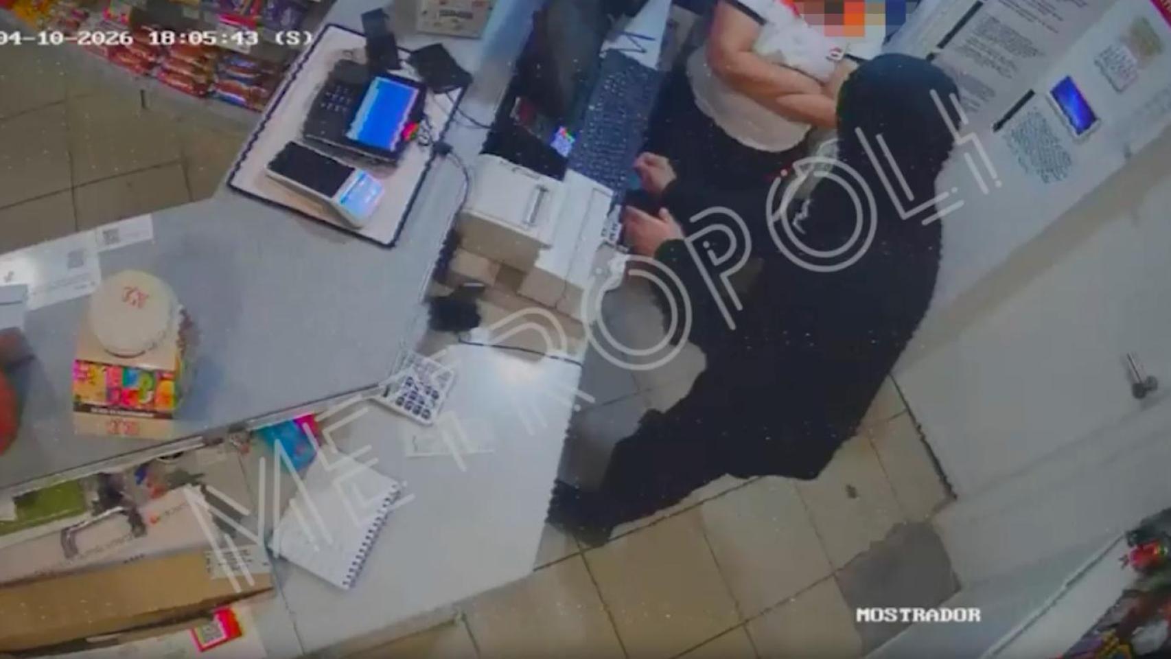 Imagen del último atraco de 'El Chincheta' en una gasolinera de Badalona