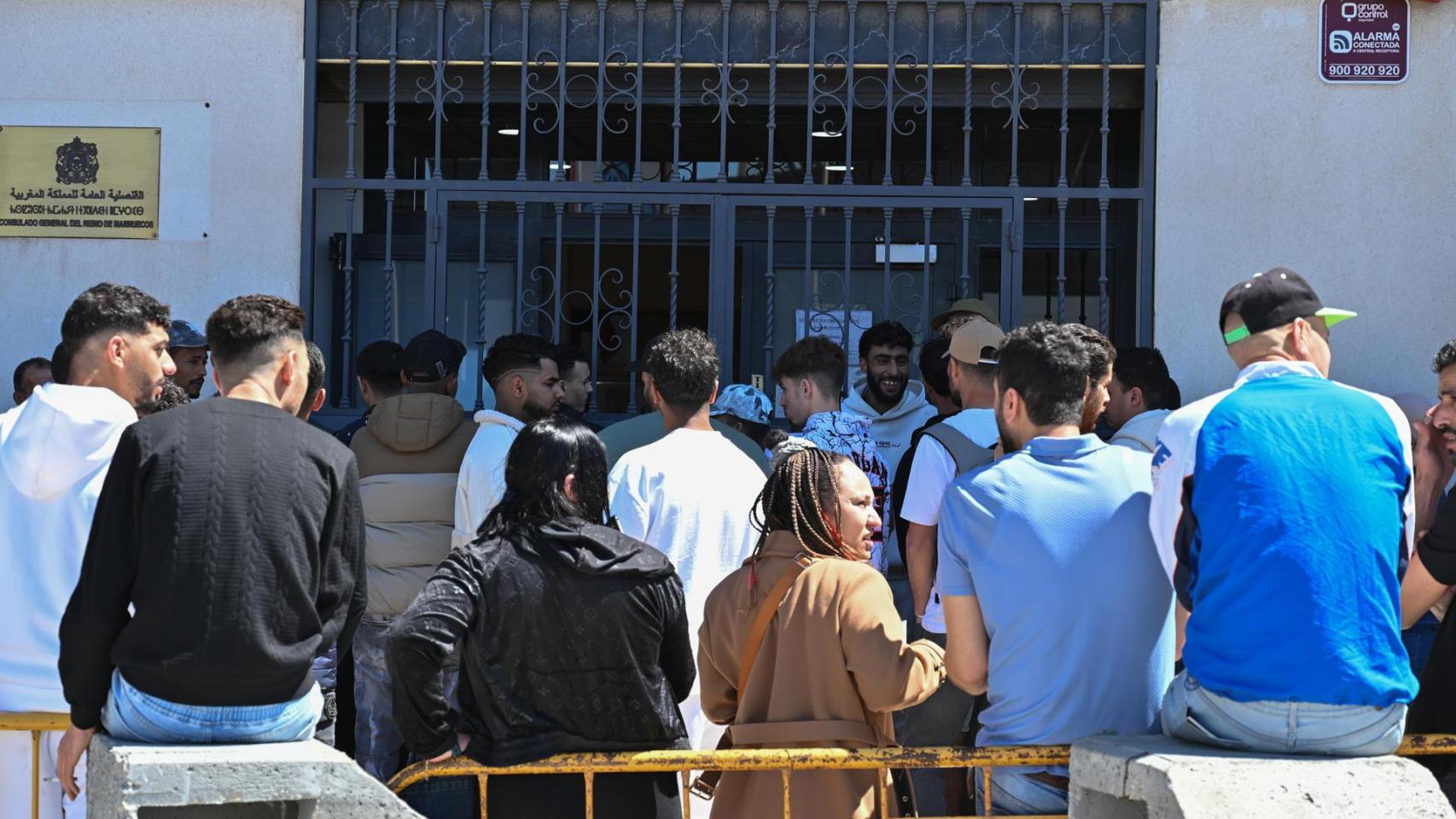 Centenares de ciudadanos marroquíes hacen cola frente al Consulado de Marruecos en Almería