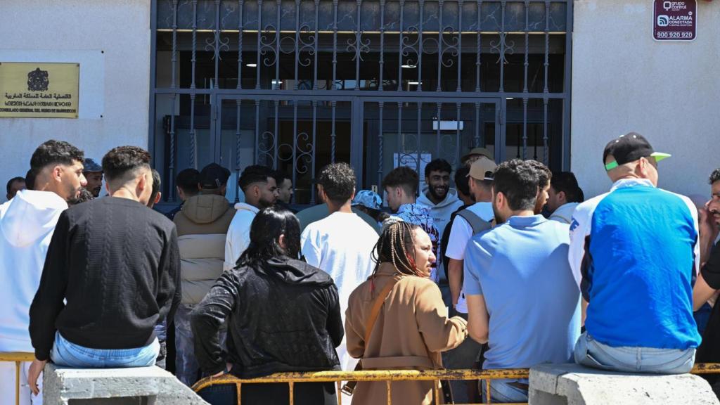 Centenares de ciudadanos marroquíes hacen cola frente al Consulado de Marruecos en Almería