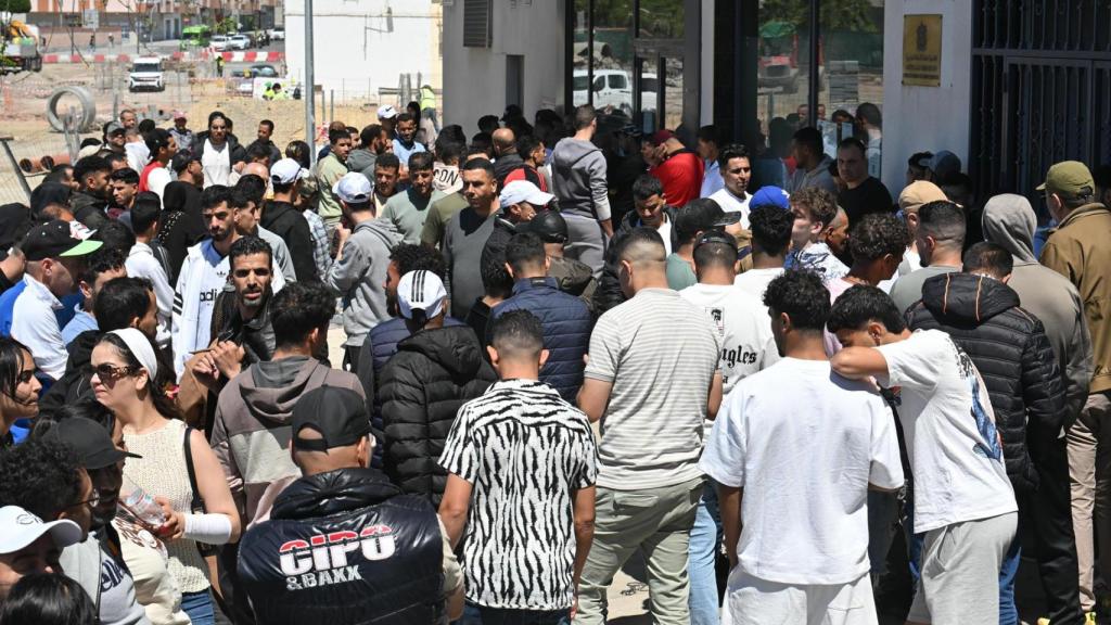 Centenares de ciudadanos marroquíes hacen cola frente al Consulado de Marruecos en Almería