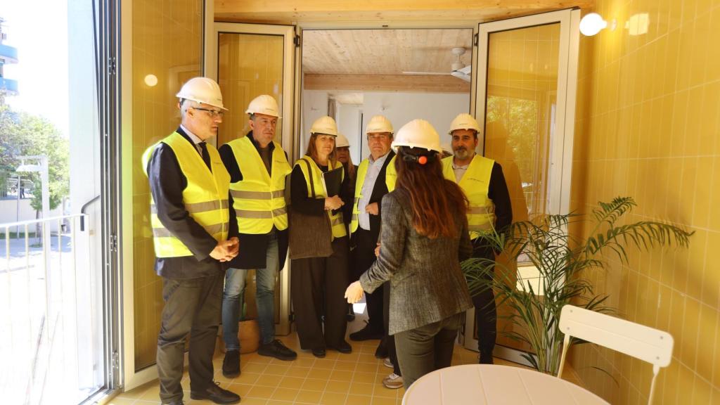 Representantes del AMB y del Gobierno visitan las promociones de vivienda de alquiler social de Molins de Rei