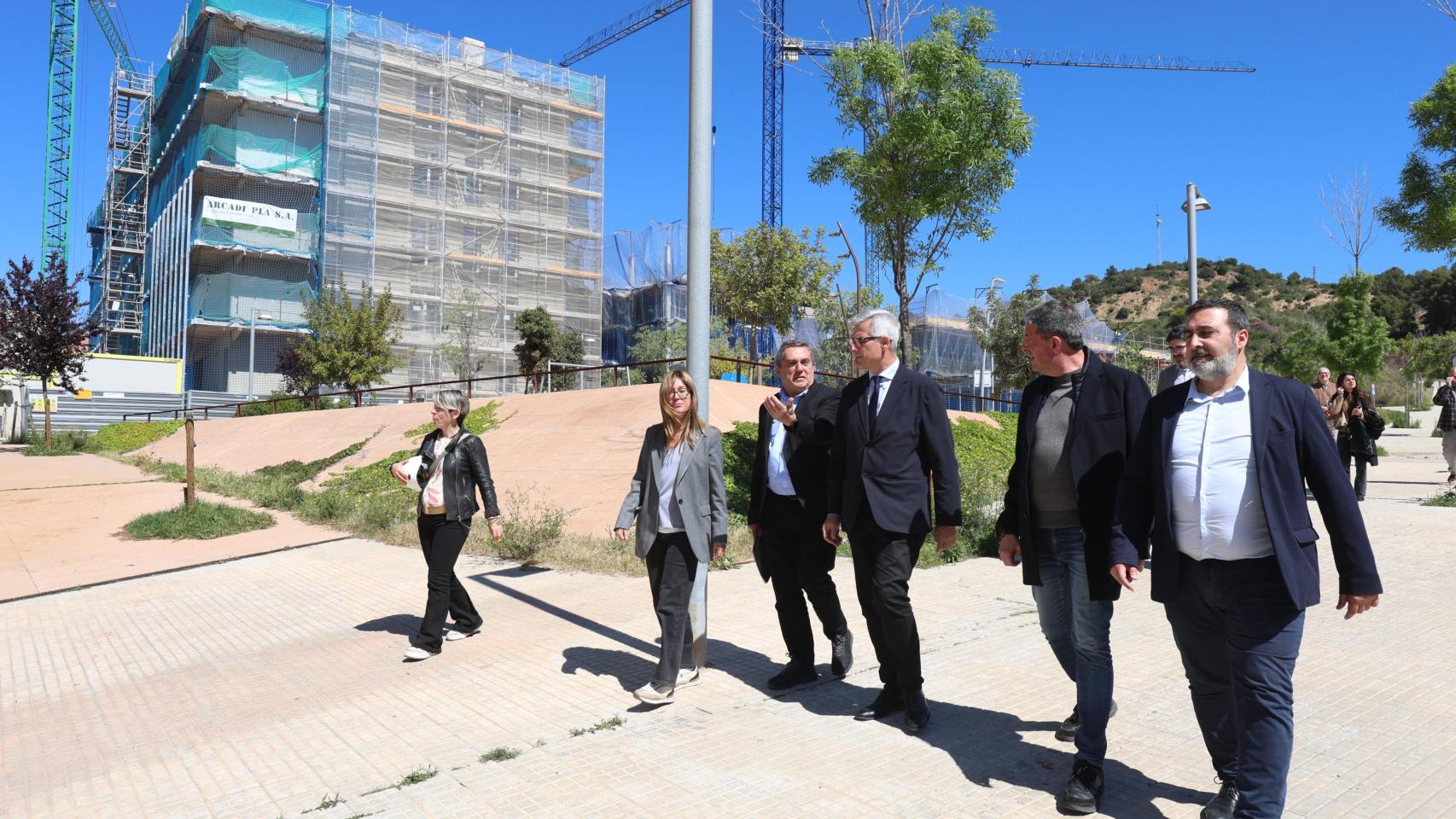 Representantes del AMB y del Gobierno visitan las promociones de vivienda de alquiler social de Molins de Rei
