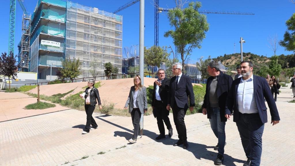 Representantes del AMB y del Gobierno visitan las promociones de vivienda de alquiler social de Molins de Rei