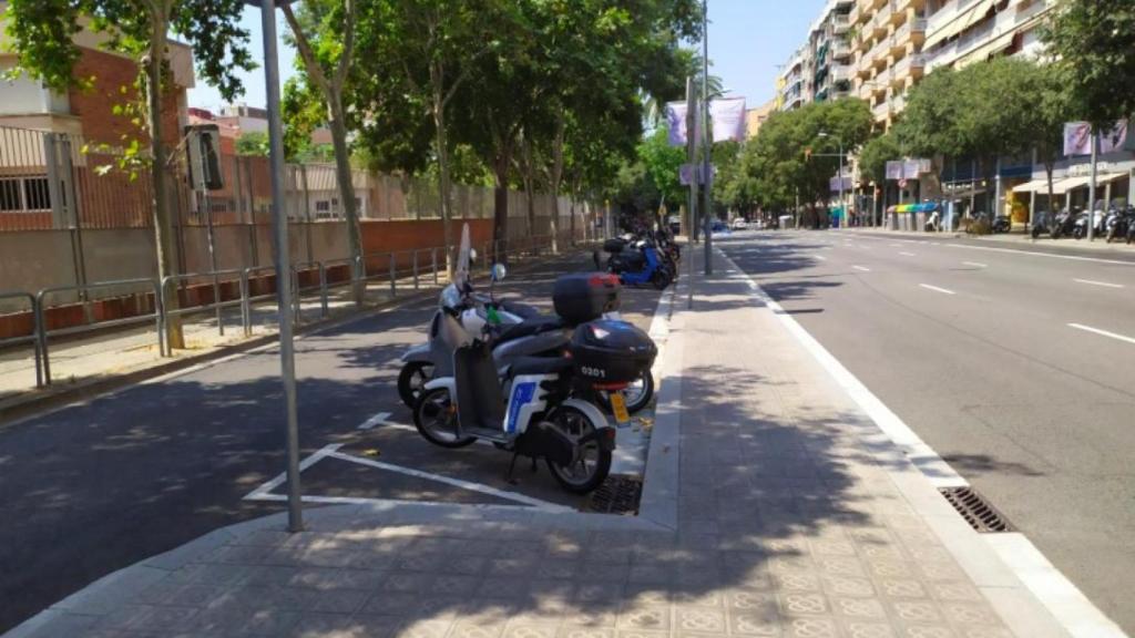 Aparcamiento para motocicletas en la travesía de Les Corts