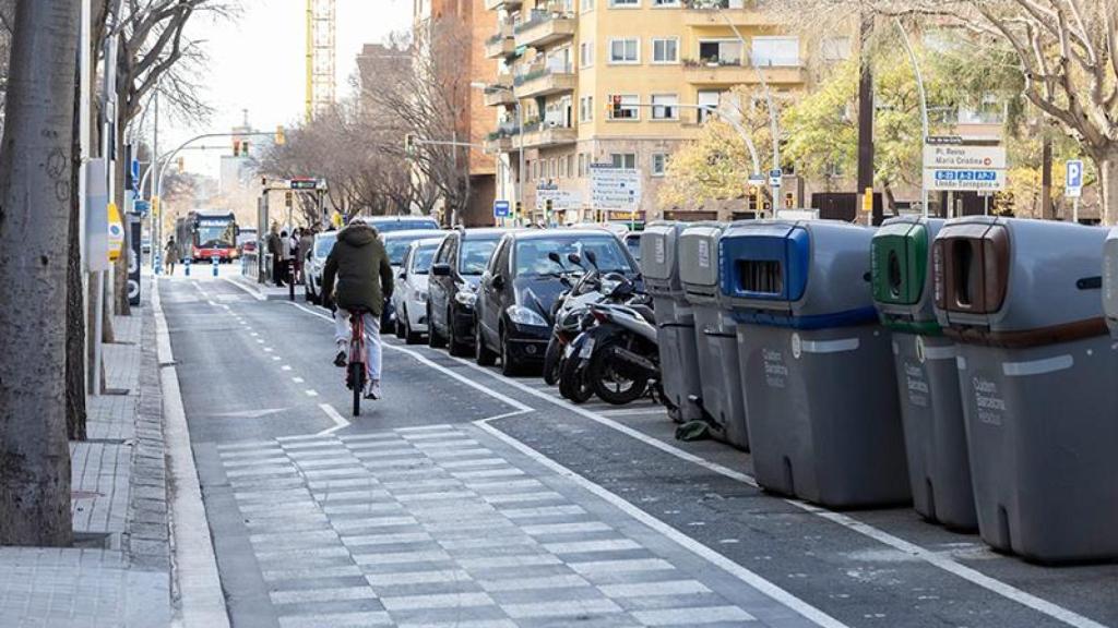Carril bici en la travesía de Les Corts, entre la calle de Joan Güell y la Gran Via de Carles III