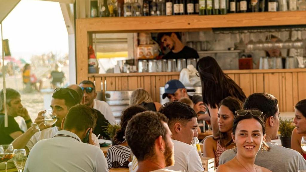 Personas en el interior del chiringuito el Lobo de Mar