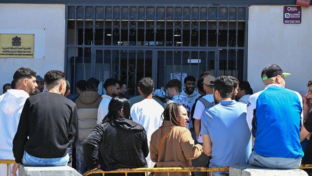 Centenares de ciudadanos marroquíes hacen cola frente al Consulado de Marruecos en Almería