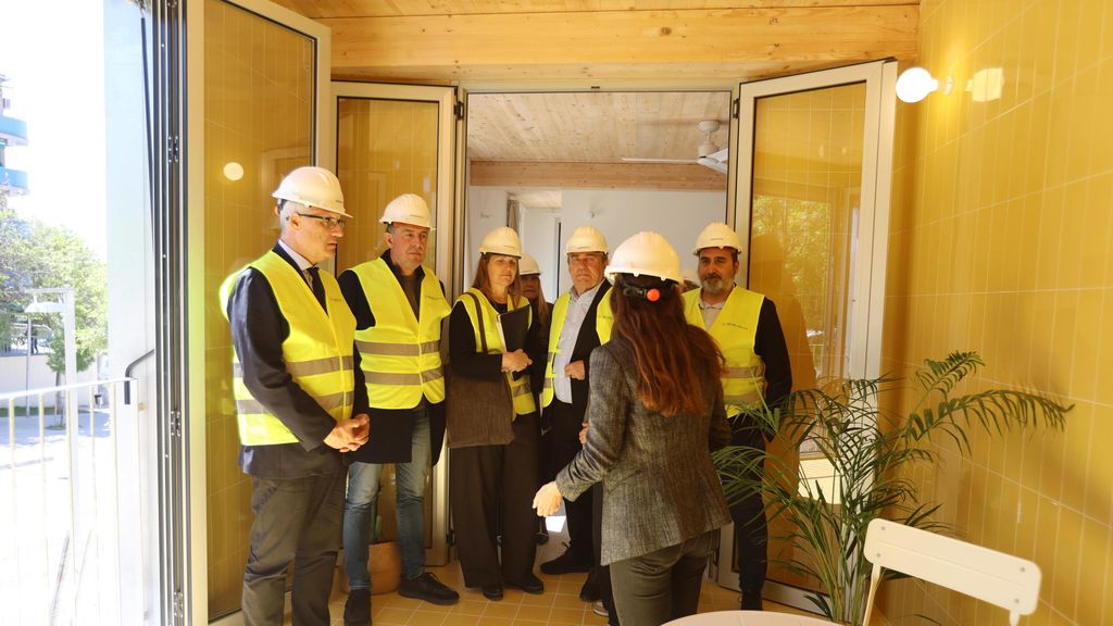 Representants de l'AMB i del Govern visiten les promocions d'habitatge de lloguer social de Molins de Rei