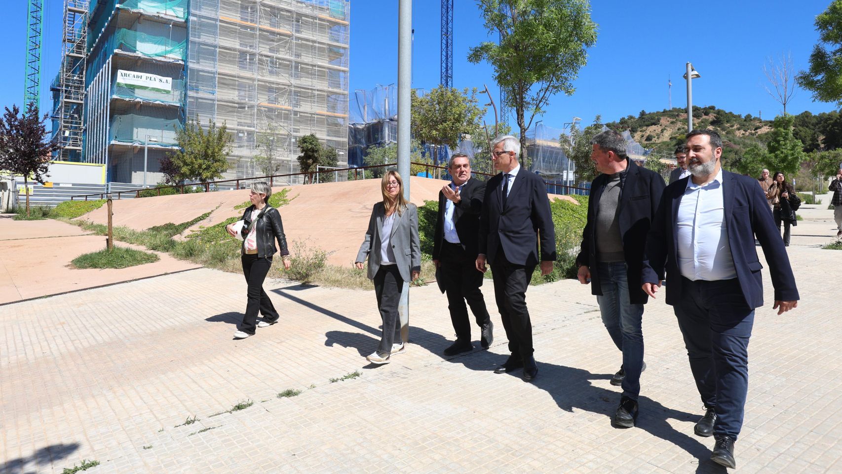 Representantes del AMB y del Gobierno visitan las promociones de vivienda de alquiler social de Molins de Rei