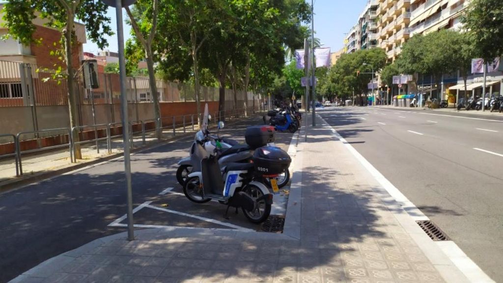 Aparcament per a motocicletes a la travessera de Les Corts