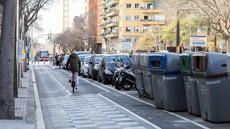 Carril bici a la travessera de Les Corts, entre el carrer de Joan Güell i la Gran Via de Carles III