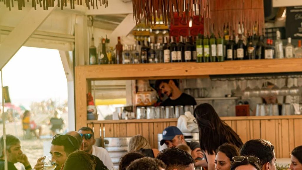 Persones a l'interior del xiringuito el Lobo de Mar