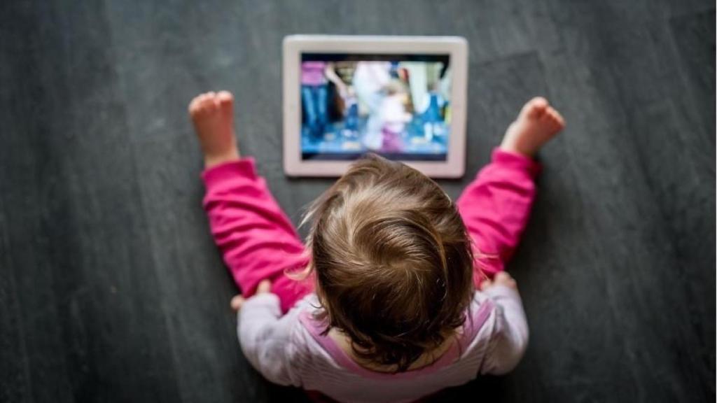 Niño jugando con la tablet. El sedentarismo en la infancia se ha normalizado