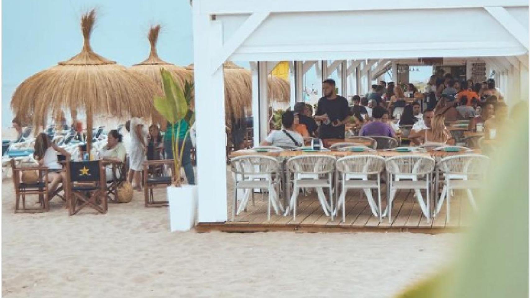 El chiringuito El Lobo de Mar en la playa de El Prat de Llobregat