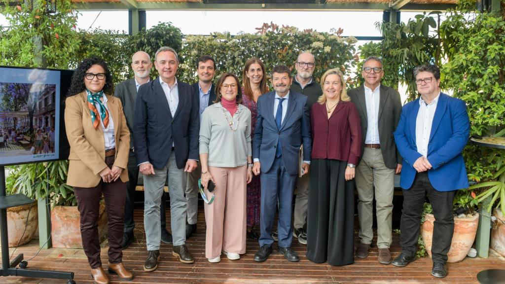 Foto família de los comerciantes que han presentado la iniciativa 'És L'Hora de Pelai'
