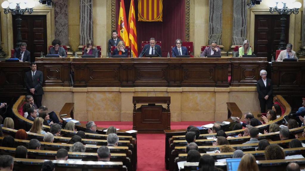 El presidente del Parlament, Josep Rull (c), durante un pleno en el Parlament de Catalunya, a 15 de abril de 2026, en Barcelona, Catalunya (España).