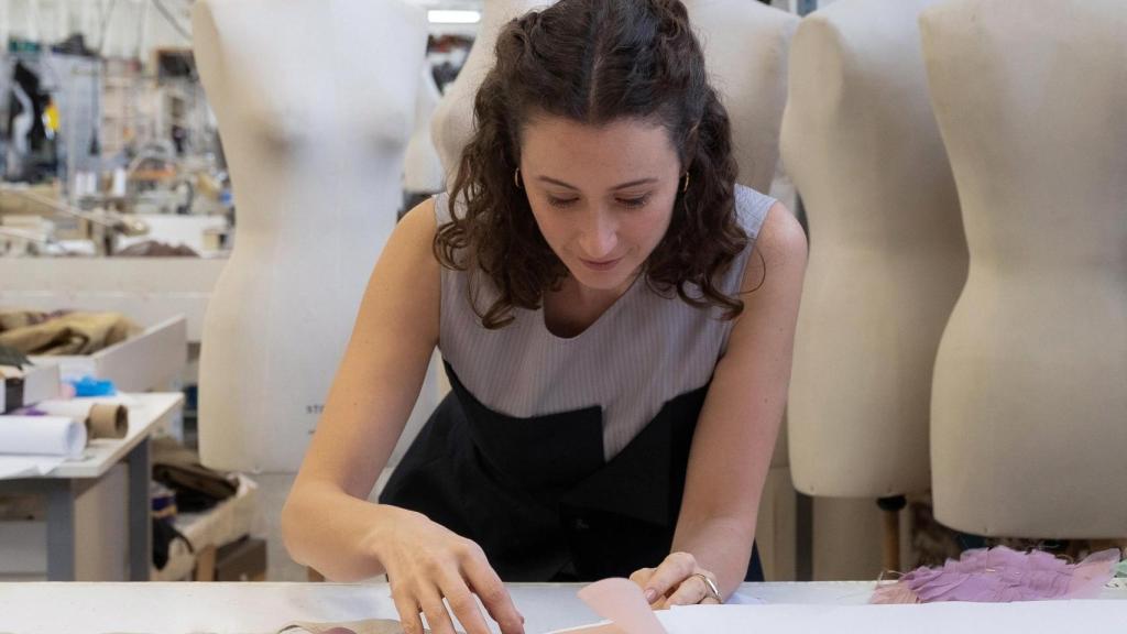 Tiziana Domínguez trabajando en una prenda