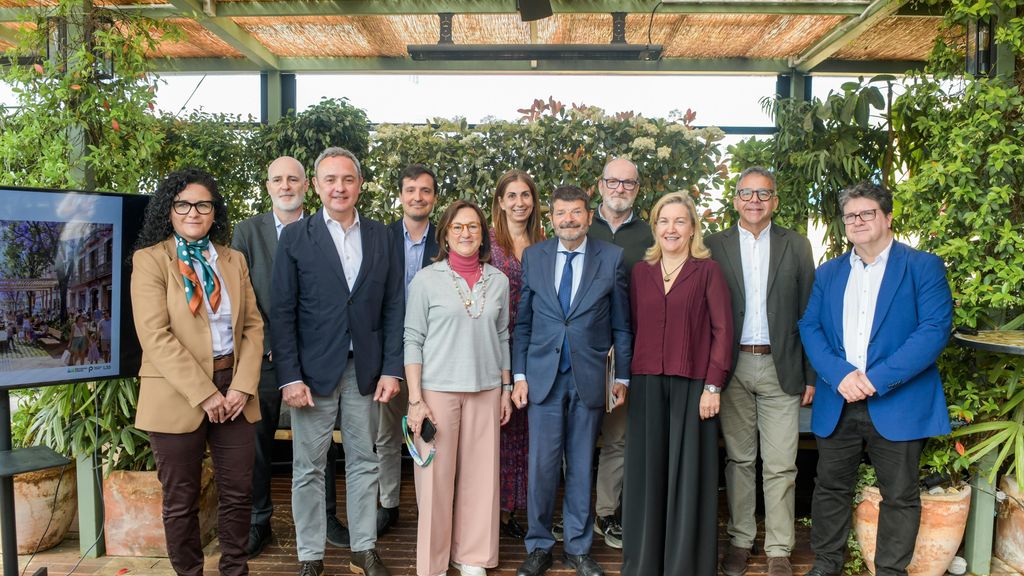 Foto família dels comerciants que han presentat la iniciativa 'És L'Hora de Pelai'