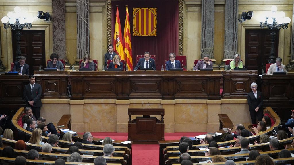 El president del Parlament, Josep Rull (c), durant un ple al Parlament de Catalunya, a 15 d’abril de 2026, a Barcelona, Catalunya (Espanya).