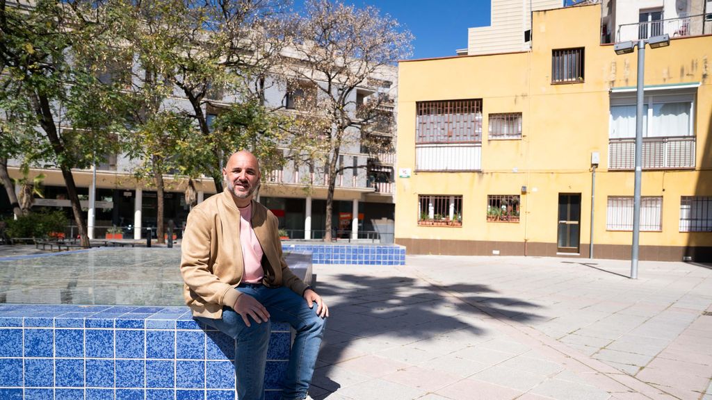 El candidat a l'alcaldia d'ERC a Santa Coloma, Sam Núñez, a la plaça Montserrat Roig de Santa Coloma de Gramenet