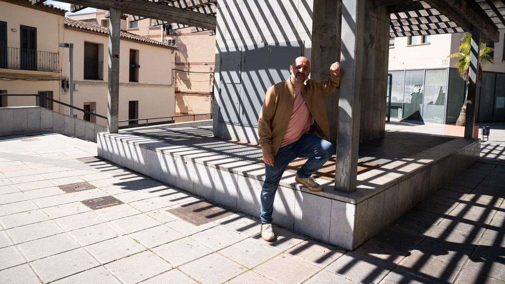 El candidat a l'alcaldia d'ERC a Santa Coloma, Sam Núñez, a la plaça Montserrat Roig de Santa Coloma de Gramenet